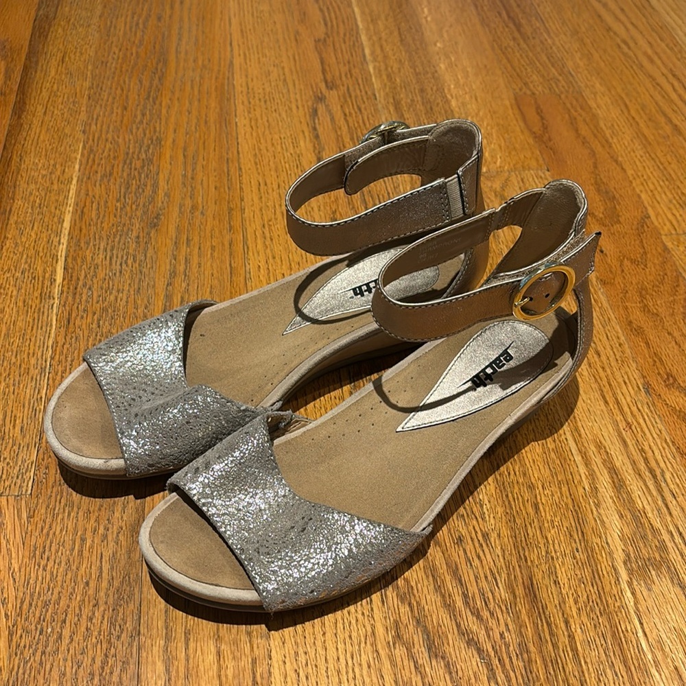 Earth sandals size 9
